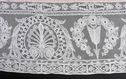 null Bed set, sheets and pairs of pillowcases in silk and lace, early 20th century.
Complete...