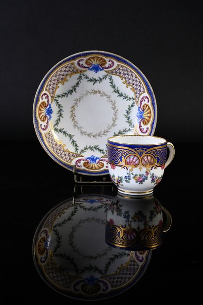null Bouillard" goblet and a saucer in 18th century Sèvres porcelain
Marks in blue...