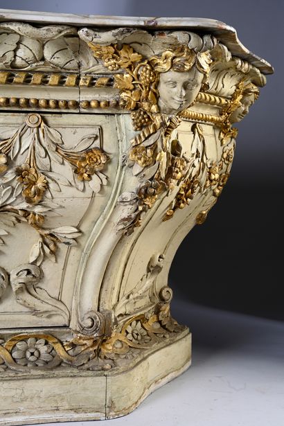 null Exceptional sideboard opening with two large leaves in richly carved wood and...