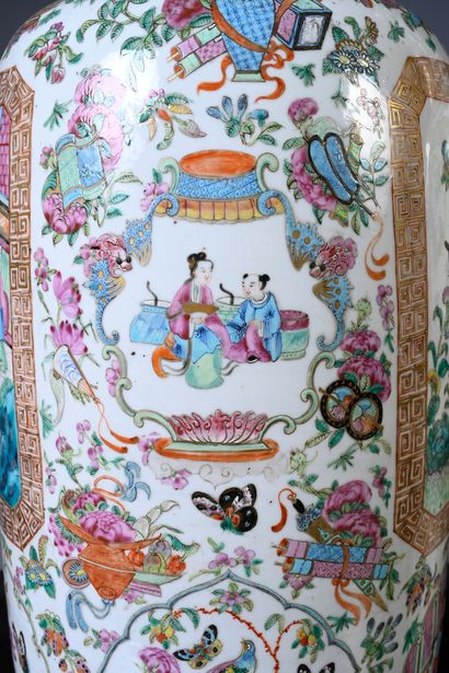 null Deux grands vases balustre formant pendant en porcelaine de Chine à décor d'émaux...