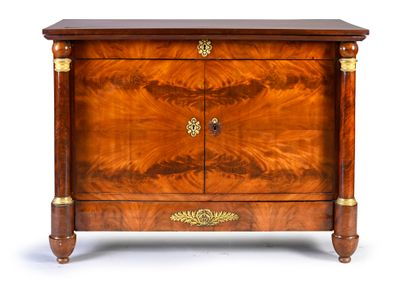 null Pair of mahogany and flamed mahogany veneer chests of drawers opening to two...
