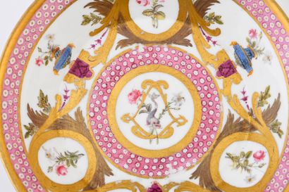 null Sous-tasse en porcelaine dure de Sèvres du XVIIIe siècle
Marque en rose aux...
