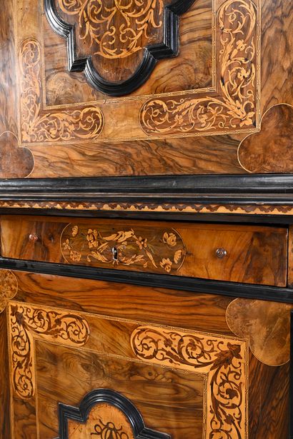 null Piece of furniture with two Provencal bodies by Thomas
HACHE Opening with four...