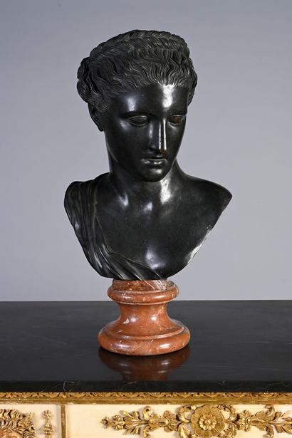 École Italienne du milieu du XIXe siècle Bust of a woman in the antique style
Bronze...