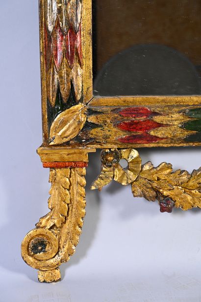null Important miroir à fronton en bois sculpté doré en laqué à décor de guirlandes...