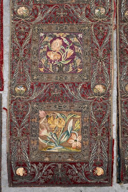 null Five elements of silk embroidered with polychrome threads decorated with flowers,...