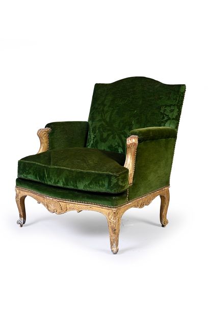 null Large fauteuil dit coin de feu à la reine en hêtre sculpté et doré, reposant...