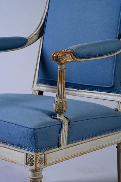 null Suite de trois fauteuils en suite:
H. : 94 cm - L. : 64 cm - P. : 53,5 cm