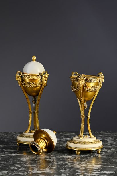 null Pair of Athenian white marble cassolettes with gilt bronze mountings decorated...