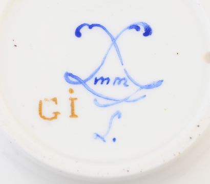 null Sous-tasse en porcelaine de Sèvres du XVIIIe siècle
Marques en bleu aux deux...