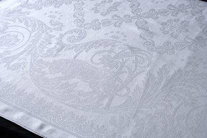 null Long damask banquet tablecloth with leopards, circa 1820-30.
Very long tablecloth...
