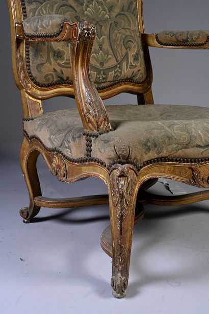 null Large fauteuil dit coin de feu à la reine en hêtre sculpté et doré, reposant...