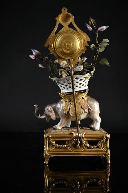 null Pendule à l'éléphant en bronze ciselé et doré.
L'éléphant en porcelaine de Meissen...