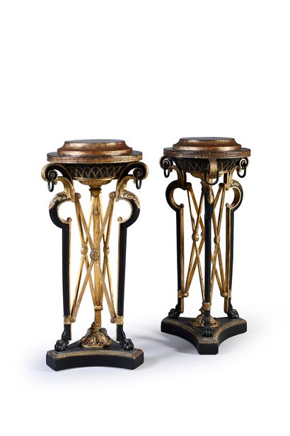 null Paire d'Athéniennes en bois peint noir et or , anneaux en bronzes.
N inv. 84678...