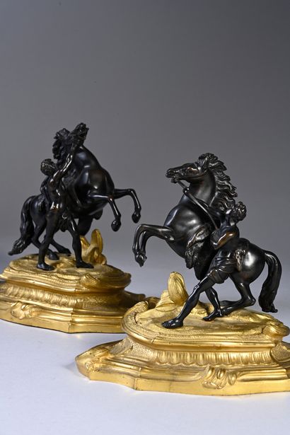 null Pair of paperweights in chiseled, patinated and gilded bonze, representing the...