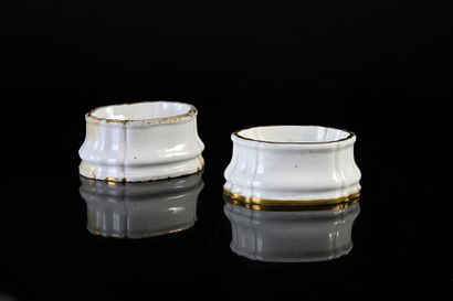 Deux salerons en porcelaine de Sèvres du
XVIIIe...