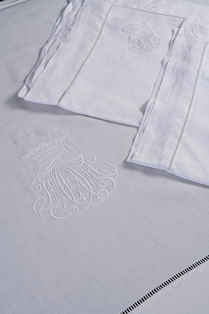 null Sheet set and two pillowcases with embroidered crown of Duke and peer of France,...