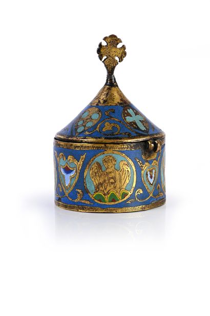 null Pyxis in pressed copper, champlevé and enamelled, engraved and gilded, enamels...