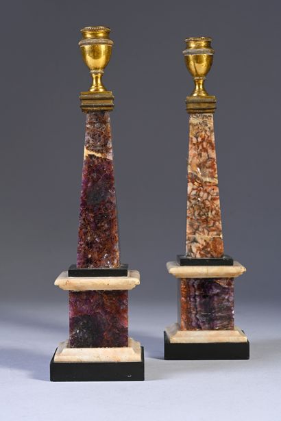 null Pair of obelisk-shaped candelabras in fluorspar, black and white marble and...
