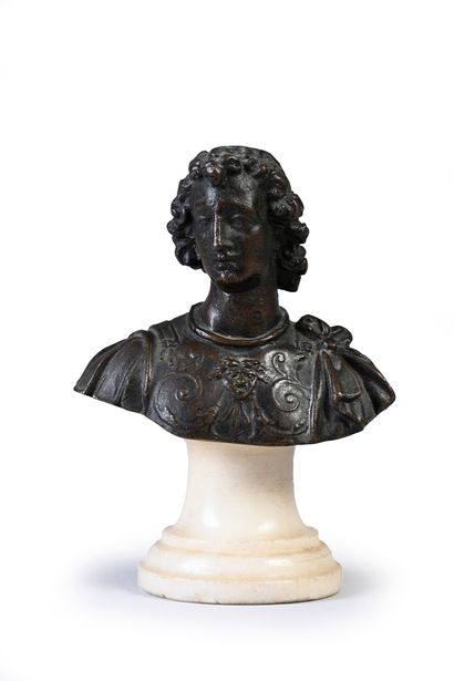 Petit buste de jeune homme en bronze.
Italie,...