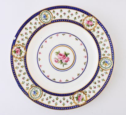 null Deux assiettes « unies » en porcelaine de Sèvres de la fin du XVIIIe siècle
Une...