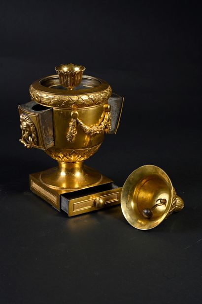 null Ecritoire en bronze ciselé et doré stylisant un vase à l'antique. Le couvercle...