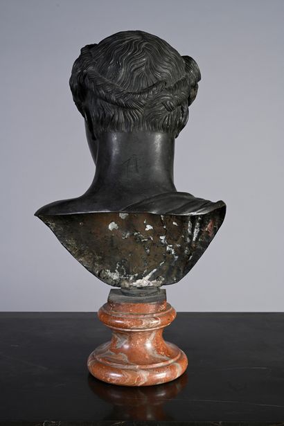 École Italienne du milieu du XIXe siècle Bust of a woman in the antique style
Bronze...