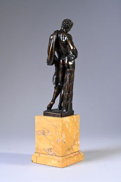 École FRANÇAISE du XVIIIe siècle Antinous
Sculpture in bronze with brown patina on...