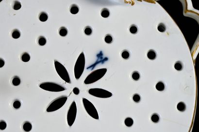 null Egouttoir à fromage en porcelaine de Meissen du
XVIIIe siècle
Marque en bleu...