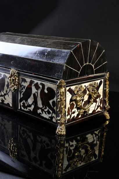 null Box in marquetry of rosewood, the lid curved, decorated with birds, flowers...