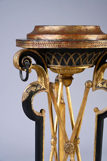 null Paire d'Athéniennes en bois peint noir et or , anneaux en bronzes.
N inv. 84678...