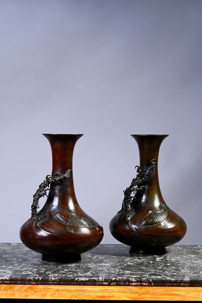 Japon Paire de vases en bronze à cols évasés à décor de carpes et de vagues sur le...