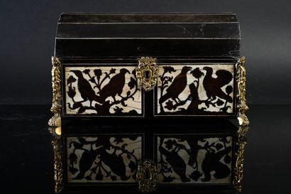 null Box in marquetry of rosewood, the lid curved, decorated with birds, flowers...