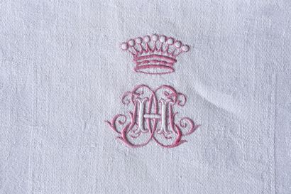 null Damask tablecloth, county crown, mid
XIXth century.
Beautiful linen damask with...