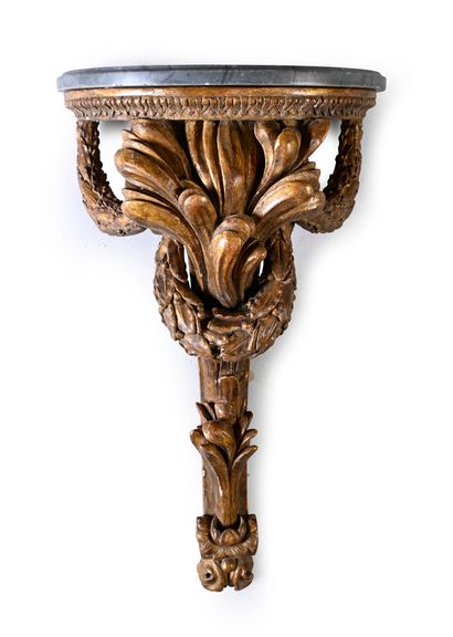 null Pair of wall brackets in carved and gilded wood. The amounts in palm trees decorated...