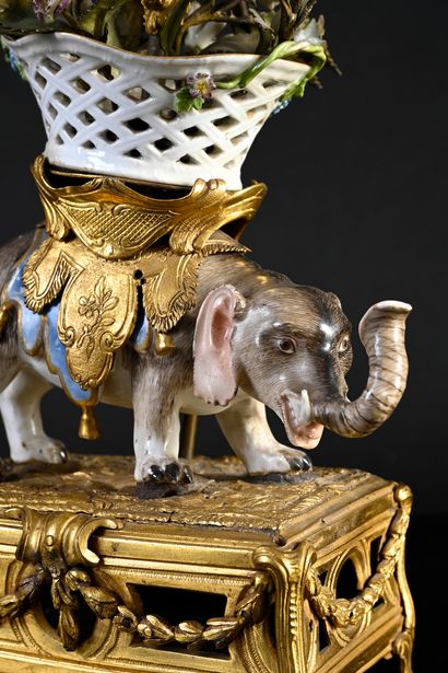 null Pendule à l'éléphant en bronze ciselé et doré.
L'éléphant en porcelaine de Meissen...