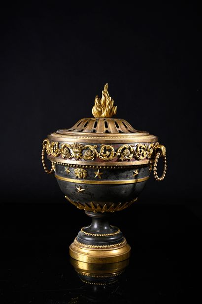 null Rare vase couvert formant pot-pourri en acier et bronze ciselé et doré, il repose...