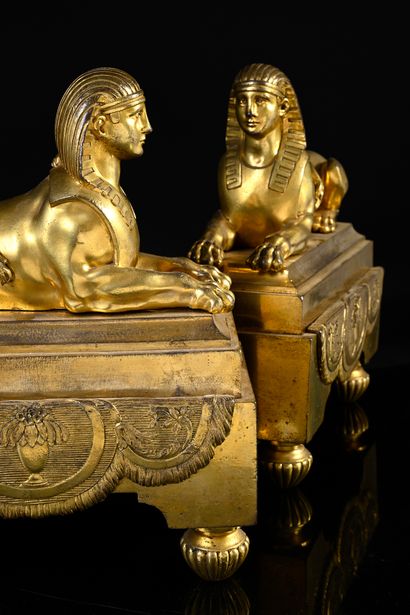 null Paire de feux aux Sphinx en bronze ciselé et doré, ils reposent sur un socle...