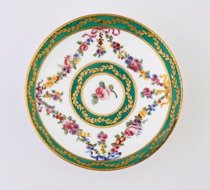 Sous-tasse en porcelaine de Sèvres du XVIIIe...
