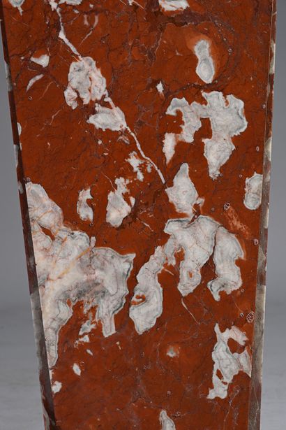null Paire de Gaines en marbre rouge du Languedoc
Haut. :114 cm - Larg. : 44 cm -...