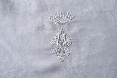 null Banqueting tablecloth damask of a rare length, embroidered crown comtale, 2nd...