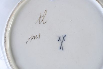 null Assiette creuse en porcelaine de Meissen du
XVIIIe siècle
Marque en bleu aux...