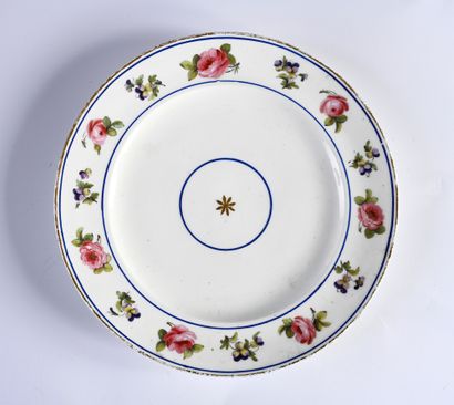 null Assiette en porcelaine de Sèvres de la fin du XVIIIe siècle
Marque en bleu Sèvres,...