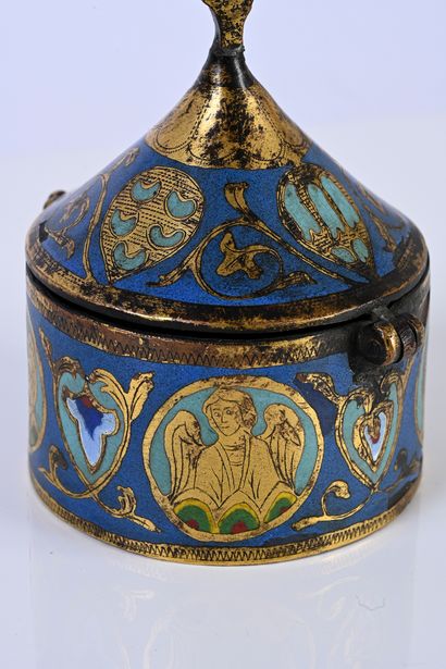 null Pyxis in pressed copper, champlevé and enamelled, engraved and gilded, enamels...