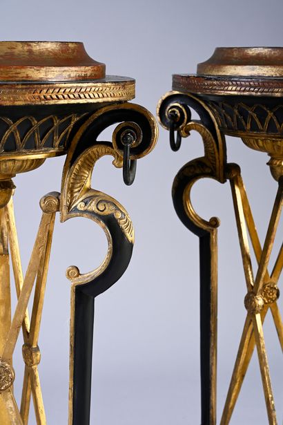 null Paire d'Athéniennes en bois peint noir et or , anneaux en bronzes.
N inv. 84678...
