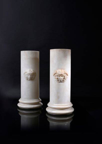 null Paire de demi-colonnes en albâtre mouluré et sculpté formant photophores ou...