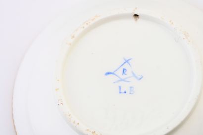 null Sous-tasse en porcelaine de Sèvres du XVIIIe siècle
Marque en bleu aux deux...