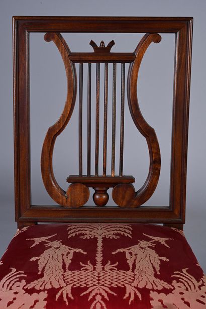 null Pair of mahogany and mahogany veneer chairs, resting on four fluted tapered...