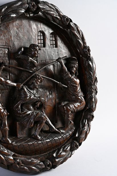 null Tondo in walnut carved in high relief representing the
Coronation of thorns,...