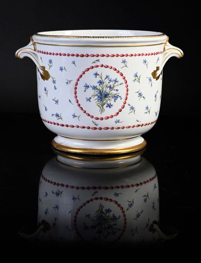 null Rafraichissoir (1ère grandeur) en porcelaine dure de Sèvres du XVIIIe siècle
Marque...